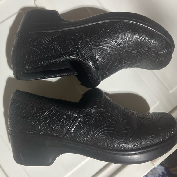 Yuu Bethanee Clogs Paisley Tooled Textured Vegan Black EUC LIKE NEW! Size 7 - Picture 10 of 13